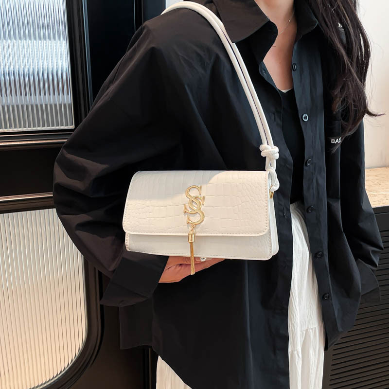A new minimalist single-shoulder underarm bag with a unique design for women in 2025, a versatile and fashionable crocodile print handbag for women details Picture