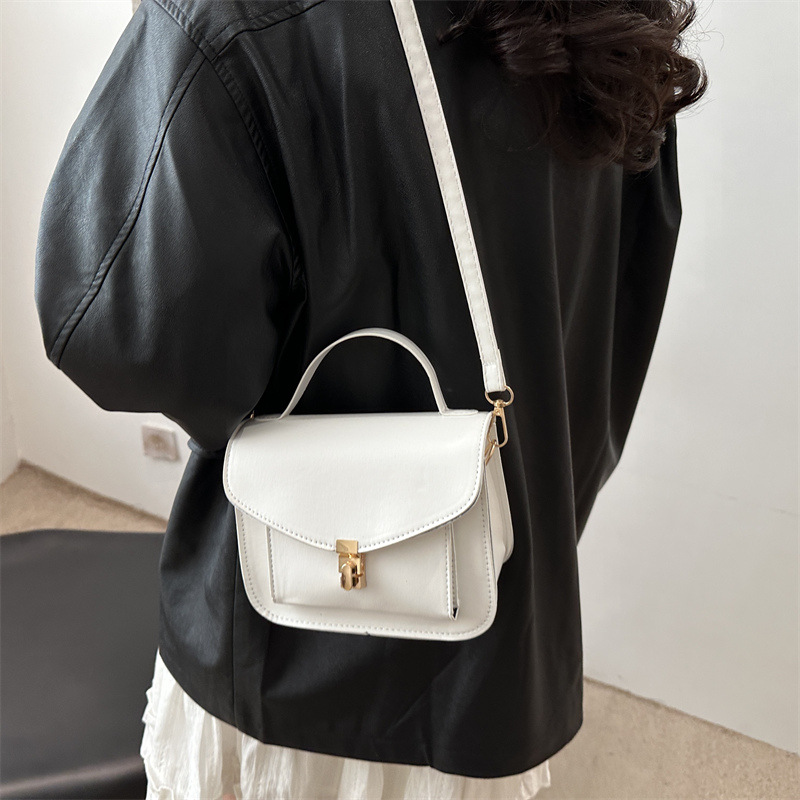 This year, the retro messenger bag with a simple lock button is in vogue. It's a new single-shoulder crossbody small square bag for 2025 details Picture