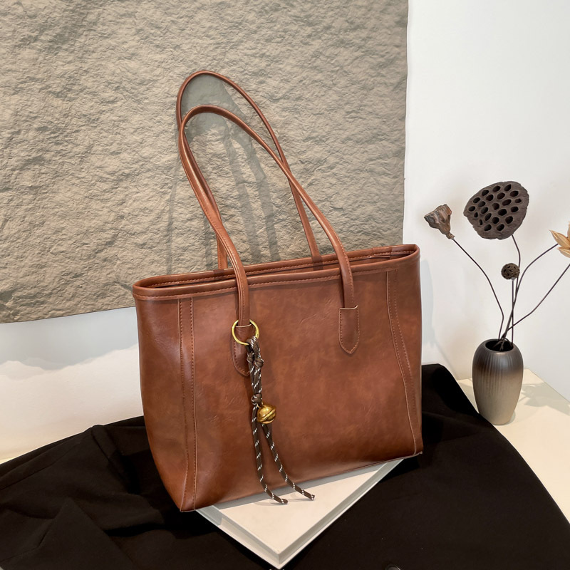 Retro texture tote bag for women, new winter 2024 casual large-capacity single-shoulder bag, high-end and versatile underarm bag full figure