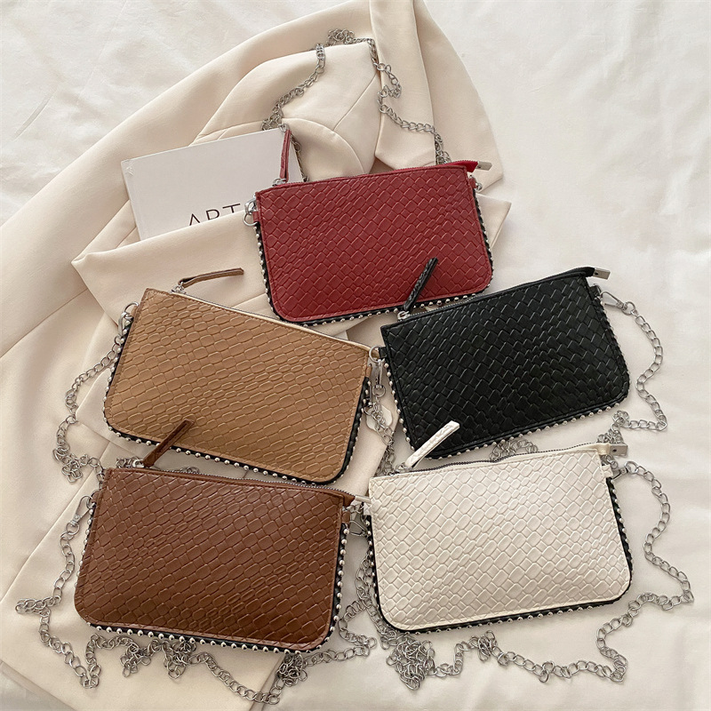 A niche design quality underarm bag for women, 2025 new retro woven chain small square bag, single-shoulder crossbody bag Application Scenario