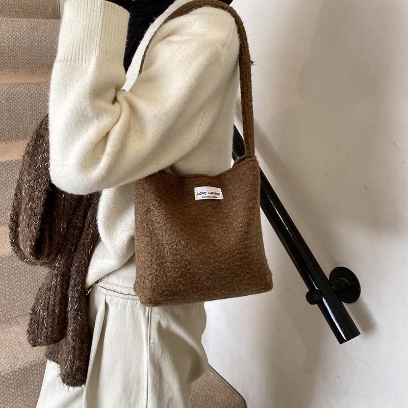 Fashionable and simple woolen single-shoulder bag for women, a new spring 2025 trendy commuter handbag and underarm bag Specification drawing
