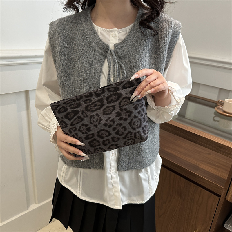 A niche leopard print bucket bag for women, a new spring 2025 versatile and fashionable commuter single-shoulder underarm bag details Picture