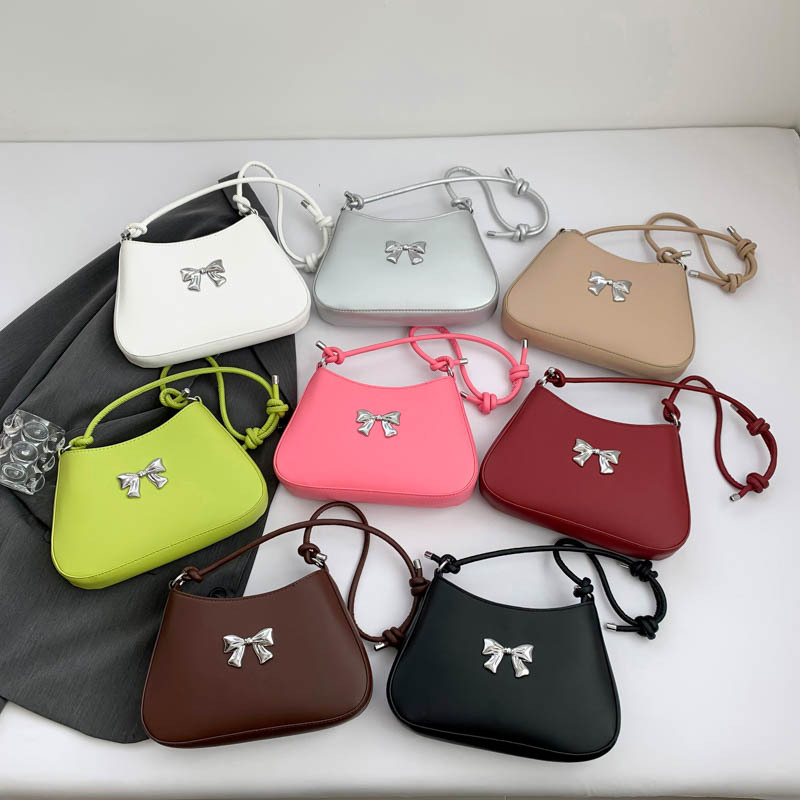 This gentle, fashionable and high-quality single-shoulder crossbody bag with a knotted shoulder strap is a versatile Instagram underarm bag for women in the autumn of 2024 Application Scenario