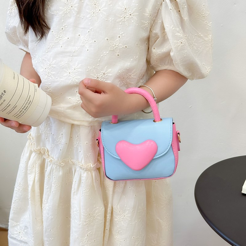 A new trendy and stylish children's single-shoulder handbag with small change, featuring a cartoon heart color contrast details Picture