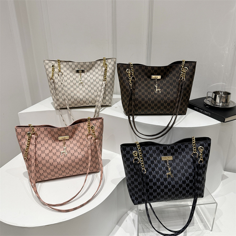 Retro commuter quality chain single-shoulder bag for women, Spring 2025 new versatile ins underarm bag tote bag for women Application Scenario