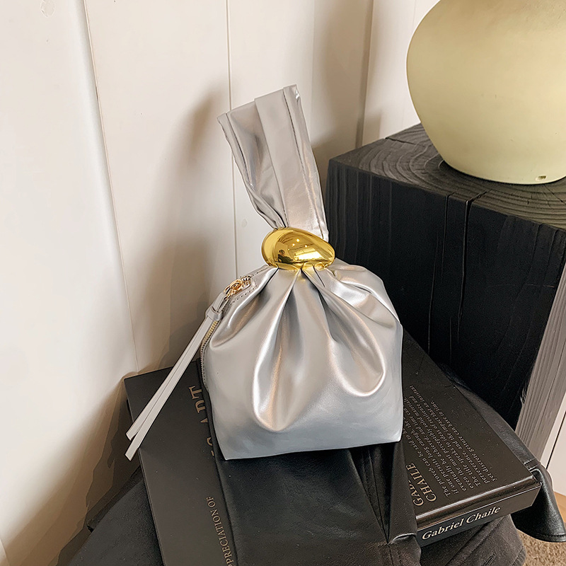 The new 2024 cross-border pleated cloud bag for women is fashionable, versatile, high-end, and features a niche design. It's a trendy casual handbag full figure