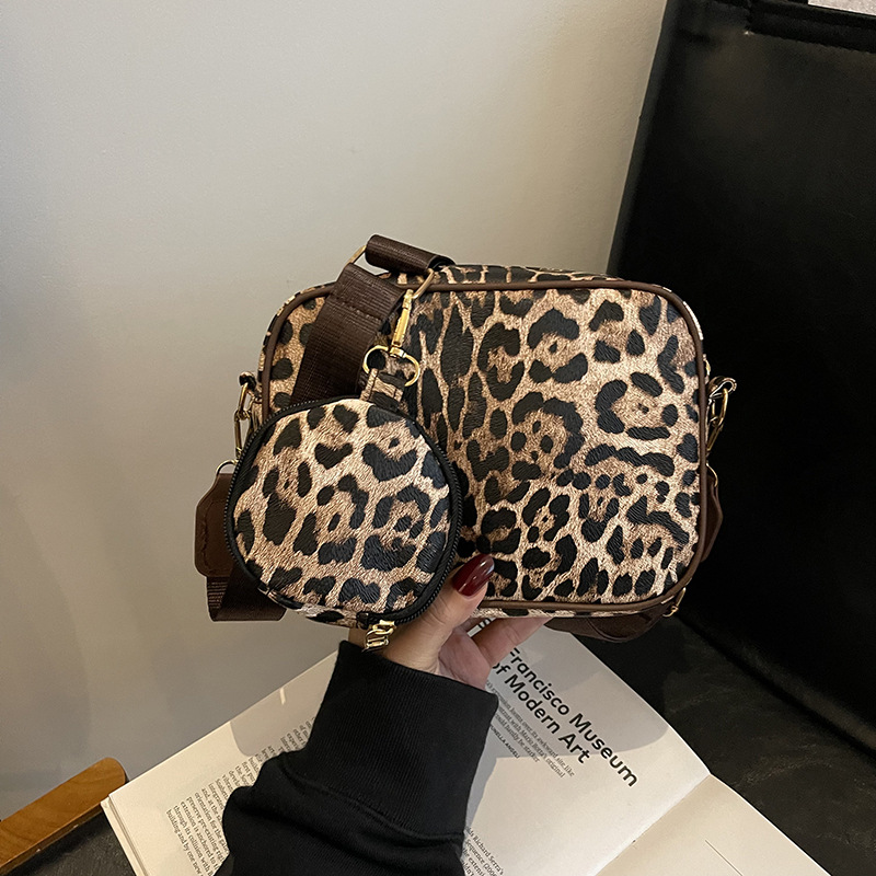 Leopard print women's large-capacity 2024 new autumn and winter niche design single-shoulder crossbody bag for work and commuting small square bag full figure