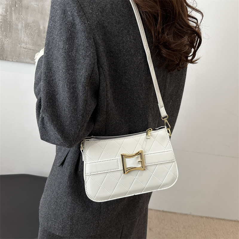 This year, the diamond-patterned embroidered thread bag, a retro women's crossbody bag, and the new winter 2024 fashionable and simple single-shoulder bag are all in vogue details Picture