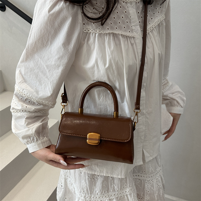 This high-end retro handbag is a new commuting trend for women. It's a casual and versatile crossbody small square bag details Picture