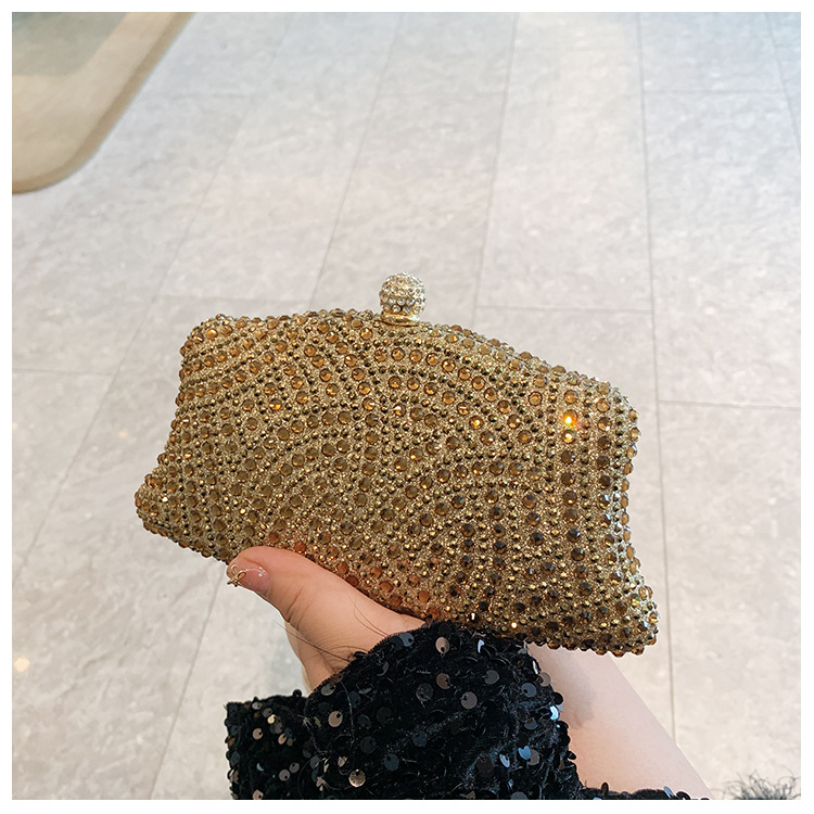 The cross-border fashion lady's shiny water diamond evening bag can be paired with evening gowns. It is a fashionable, elegant and stylish clutch bag Application Scenario