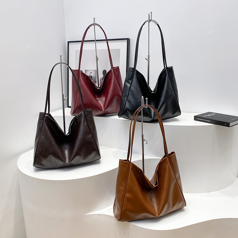The "Bag Girl" 2024 winter fashion Niche design single-shoulder bag with large capacity for commuting and underarm tote, a big bag for women Application Scenario