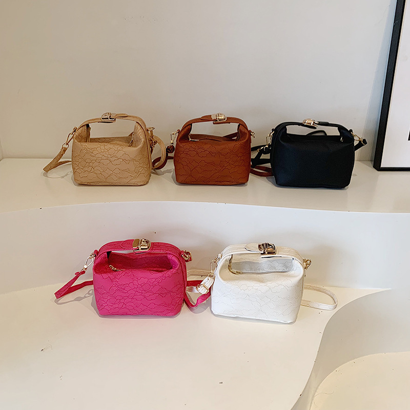 New winter fashion handbags, versatile for women, patterned and textured bucket bag, commuter crossbody bag Application Scenario