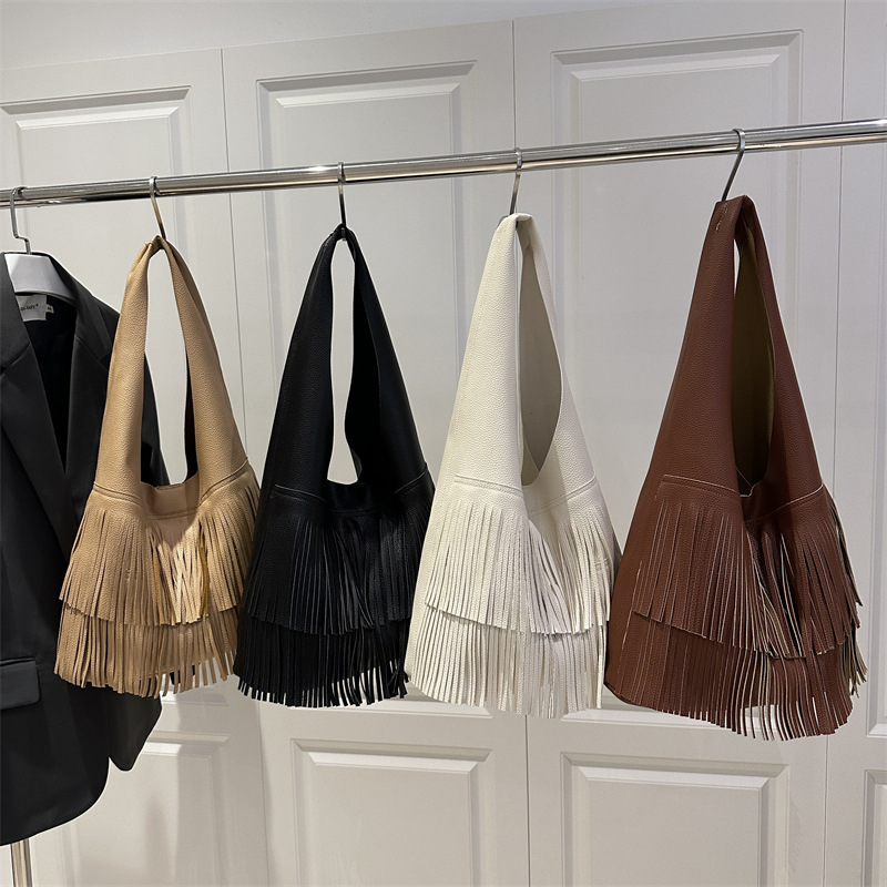 A niche design Korean-style fashionable fringed individual single-shoulder bag for women 2025, a versatile large-capacity underarm bag Application Scenario