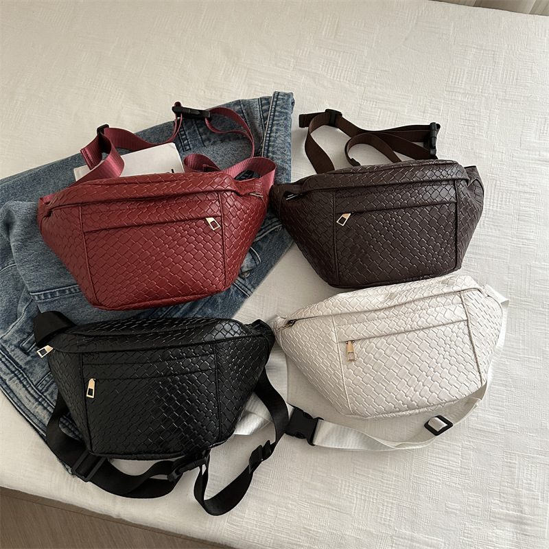 This year, solid-colored casual bags are in vogue. The new spring 2025 collection is versatile and stylish, with an ins saddle bag and a trendy coin purse Application Scenario