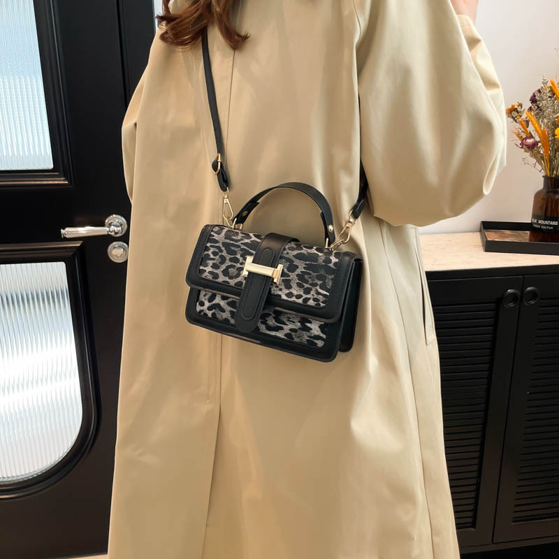 A new retro and distinctive leopard print hand-held small square bag for women's fashion, a single-shoulder crossbody commuter bag for winter 2024 details Picture