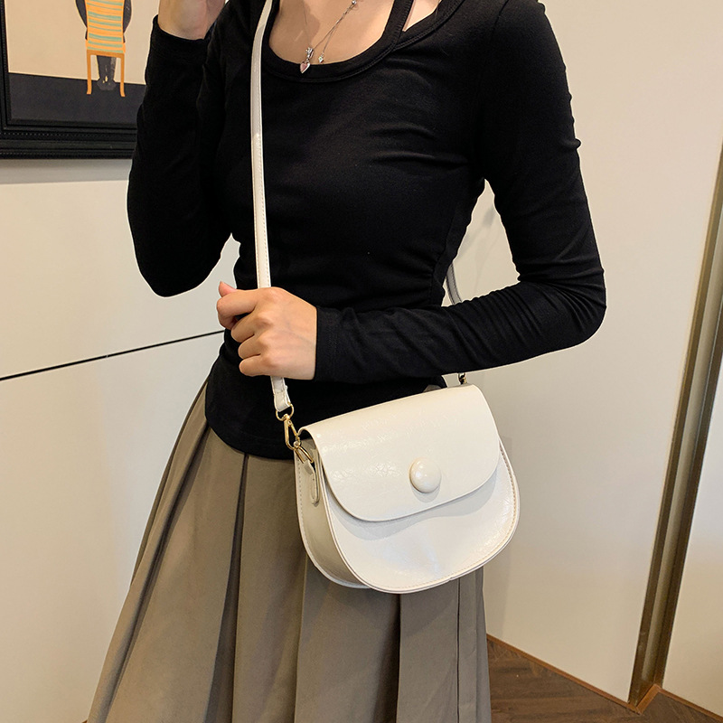 A stylish and stylish small bag for women's winter, a new Korean version large-capacity glossy single-shoulder bag, a fashionable crossbody saddle bag Specification drawing