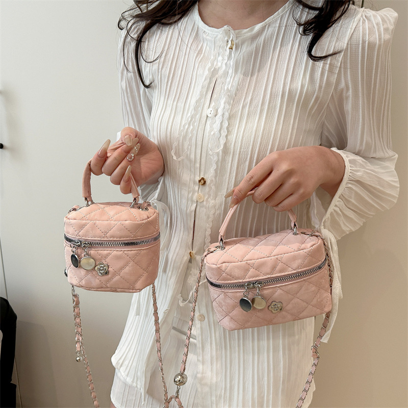 A stylish handbag for women in 2025, featuring a diamond-shaped chain bag, a mini opening red envelope, a single-shoulder bag and a stylish crossbody bag details Picture