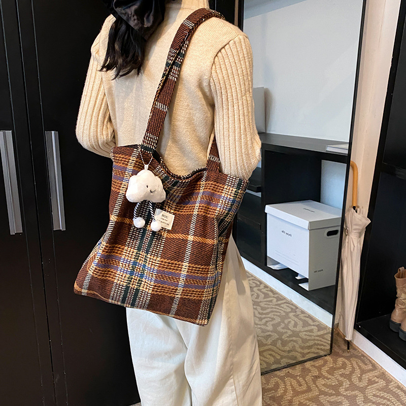 Korean retro large-capacity single-shoulder bag, school-style crossbody bag for female college students, artistic checkered tote bag details Picture