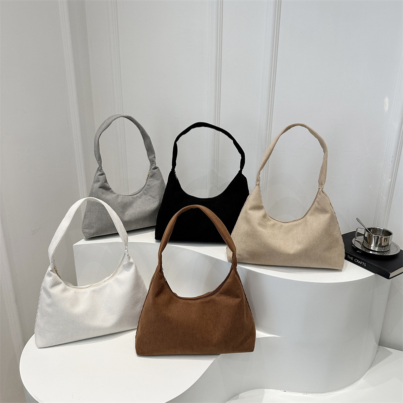 A niche, stylish and versatile cloth bag for women, a new trendy handbag, a single-shoulder bag, and a large-capacity tote bag for fashionable commuting Application Scenario