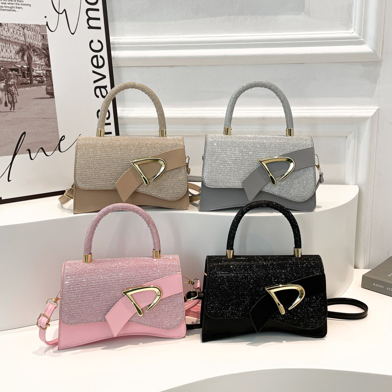 Korean style bag, fashionable and casual hand-held small bag for women, new 2025, simple and textured small square bag, stylish women's bag Application Scenario