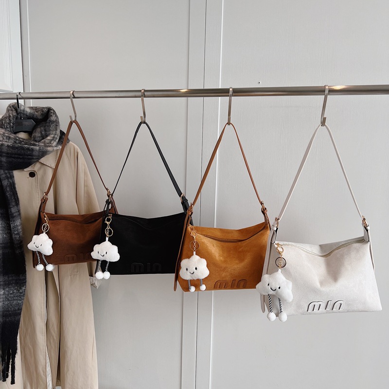 Cross-border commuting large-capacity bag, new winter 2024 women's bag, fashionable and retro single-shoulder bag, high-end tote bag Application Scenario
