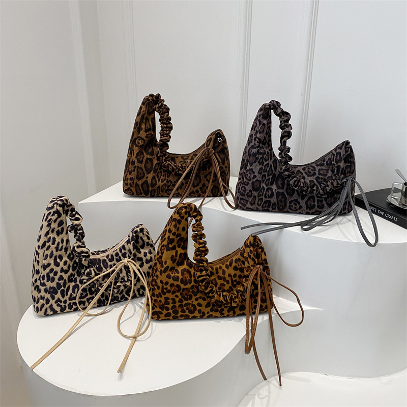 Large-capacity 2024 new autumn and winter leopard print casual and simple work commute dumpling pleated single-shoulder crossbody bag for women Application Scenario