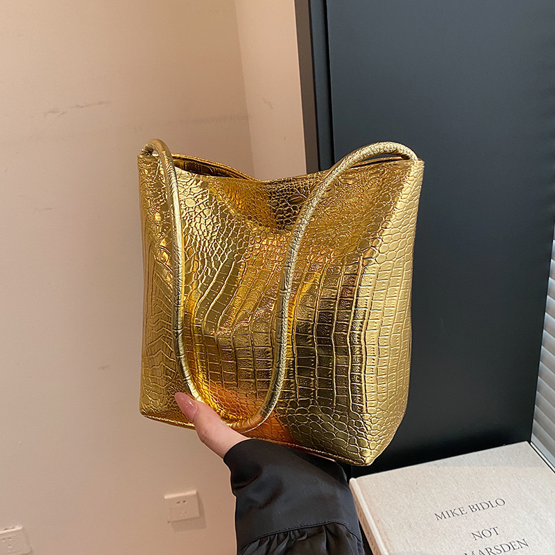 High-capacity women's 2024 new style, high-end, simple and versatile crocodile print single-shoulder bag, commuting hand-held bucket bag full figure