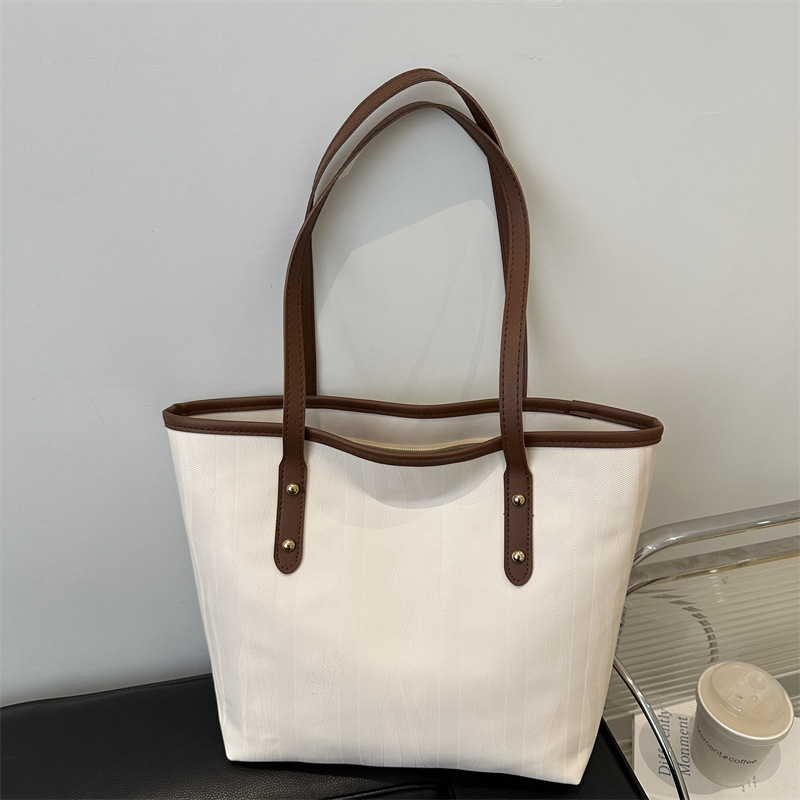 This year, large-capacity bags are in fashion. The new single-shoulder bags for women's 2024 autumn and winter are simple, stylish and have a commuting feel full figure