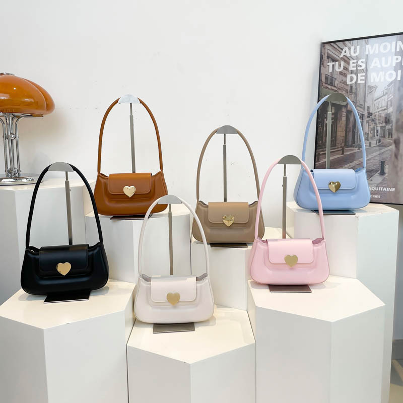 The trendy chanel-style heart-shaped lock single-shoulder bag for women is a new Spring 2025 fashionable hand-held small square bag and a trendy underarm bag Application Scenario