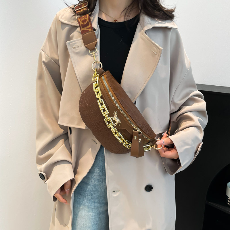 A fashionable and simple underarm saddle bag for women, a new spring 2025 casual and stylish chain single-shoulder handbag details Picture