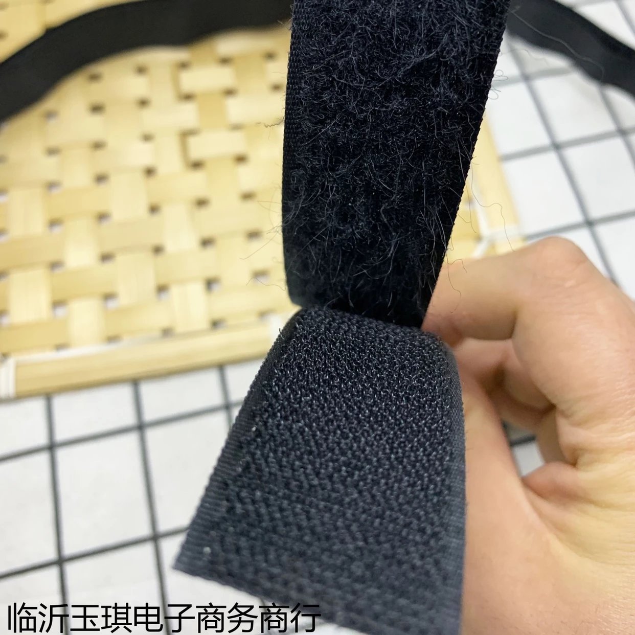 1-meter-long black adhesive chain nylon back-to-back Velcro for one or two yuan in general merchandise wholesale full figure