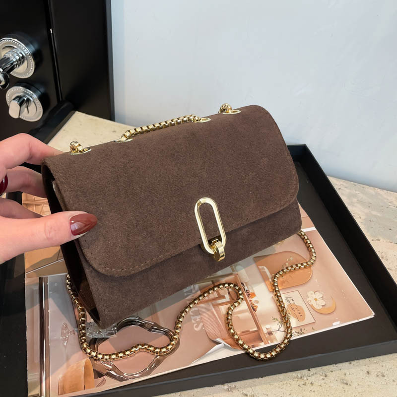 This year, chain bags, women's retro crossbody bags, small square bags, and the new spring 2025 fashionable and simple single-shoulder bags are all in vogue full figure