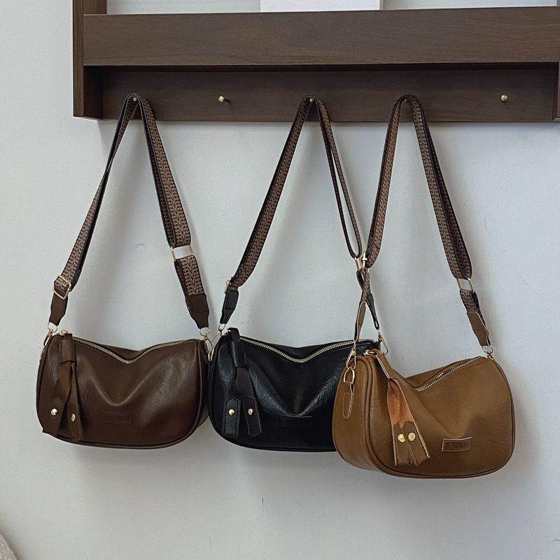 Retro pillow bag, casual and versatile dumpling bag, new wide-shoulder strap single-shoulder crossbody bag for winter 2024, cross-border trend Application Scenario