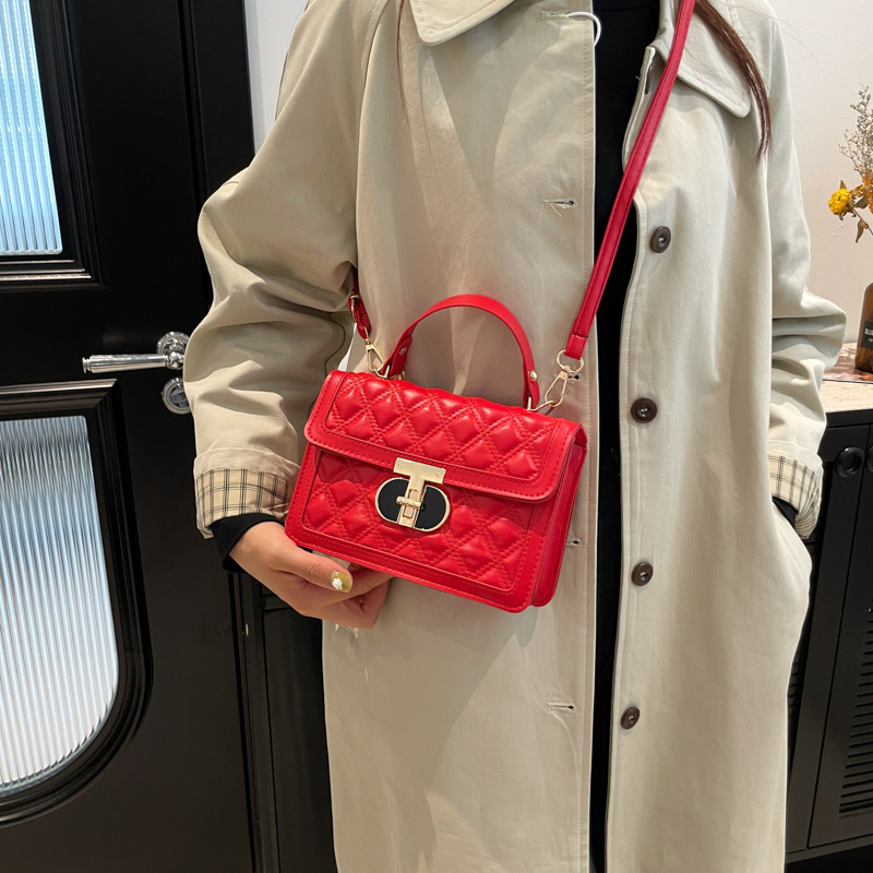 The new winter 2024 diamond-patterned embroidery line commuter hand-held small square bag is retro and stylish, yet trendy and individualistic. It's a single-shoulder crossbody bag Specification drawing