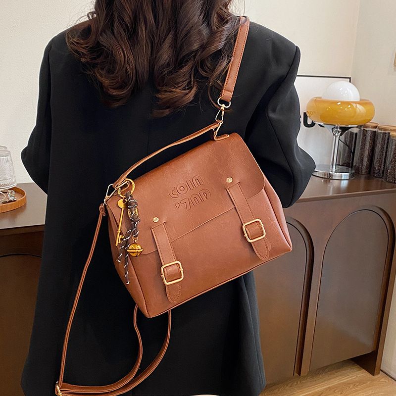 A solid color, fashionable and niche design backpack, a new trendy handbag for women in 2025, simple and stylish, single-shoulder crossbody bag full figure
