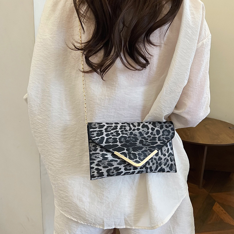 A new leopard print women's crossbody bag from Europe and America 2025, with a simple and versatile texture and a fashionable chain bag details Picture