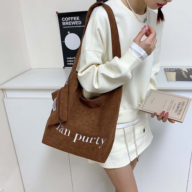 The 2024 new Korean-style simple letter single-shoulder tote bag is a stylish, simple and large-capacity casual commuting bag with a high appearance level Specification drawing