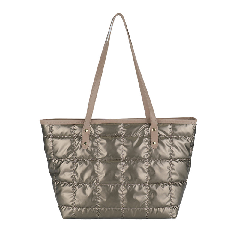 A niche quality single-shoulder bag, a fashionable and simple bag, a large-capacity 2024 new tote bag for women's commuting to school Item Picture