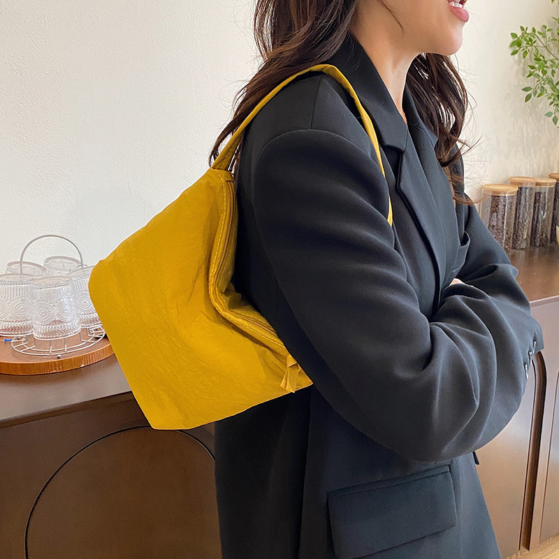 A niche pleated bag with a Korean-style commuting trend, large capacity 2024 cloud crossbody, artistic single-shoulder, and elegant bucket bag Specification drawing