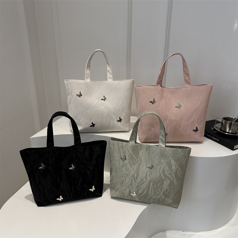 This year, large-capacity commuter bags are in fashion. The 2024 new stylish bow single-shoulder women's bag is a versatile tote bag Application Scenario