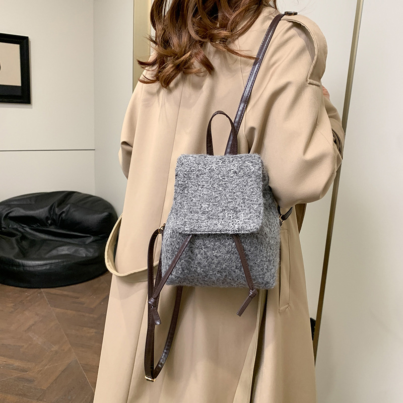 This new winter backpack is a stylish hand-held woolen bag for women's commuting. It is small, artistic, retro and versatile. It is a single-shoulder crossbody bag Specification drawing