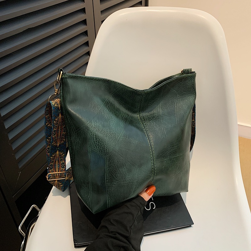 Stylish and high-quality, large-capacity 2024 retro wide shoulder strap, fashionable and casual commuting single-shoulder crossbody tote bag full figure