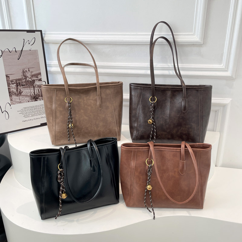 Retro texture tote bag for women, new winter 2024 casual large-capacity single-shoulder bag, high-end and versatile underarm bag Application Scenario