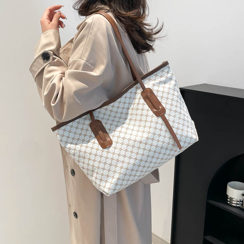 Color-blocking trendy casual Tote large bag 2025 Spring New niche fashionable casual large capacity single-shoulder bag Specification drawing