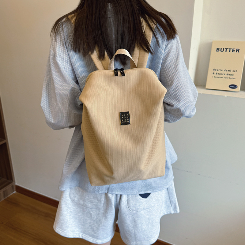 This backpack is light and airy for women, with a large capacity, a tablet, and is suitable for commuting. It is simple and casual for students and can be used with logos full figure