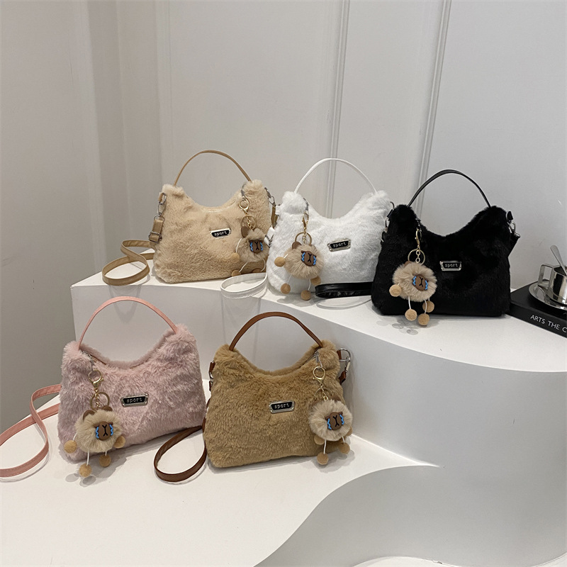 High-end plush handbag, new winter 2024, fashionable and versatile underarm bag, niche design, single-shoulder crossbody bag Application Scenario