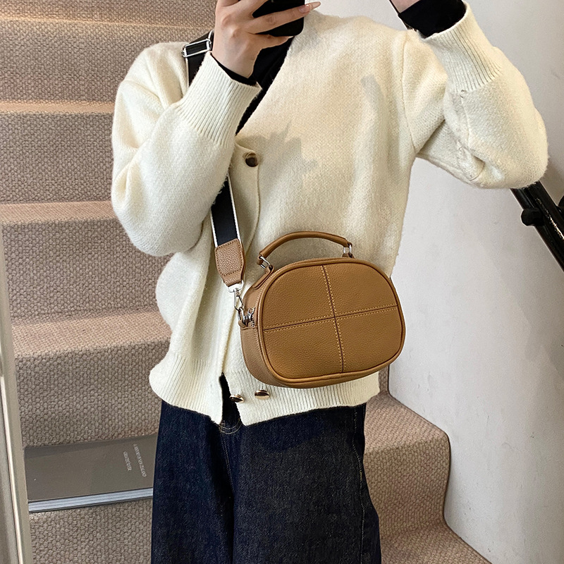A new trendy women's single-shoulder crossbody bag with stitched stitching and shell bag in 2024, featuring Japanese and Korean versions Specification drawing