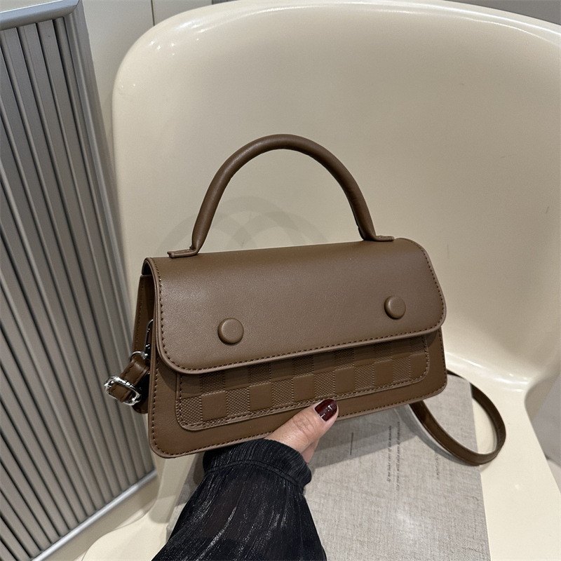 A trendy women's bag, a niche high-end and stylish handbag, a new 2024 fashionable commuting single-shoulder crossbody bag full figure