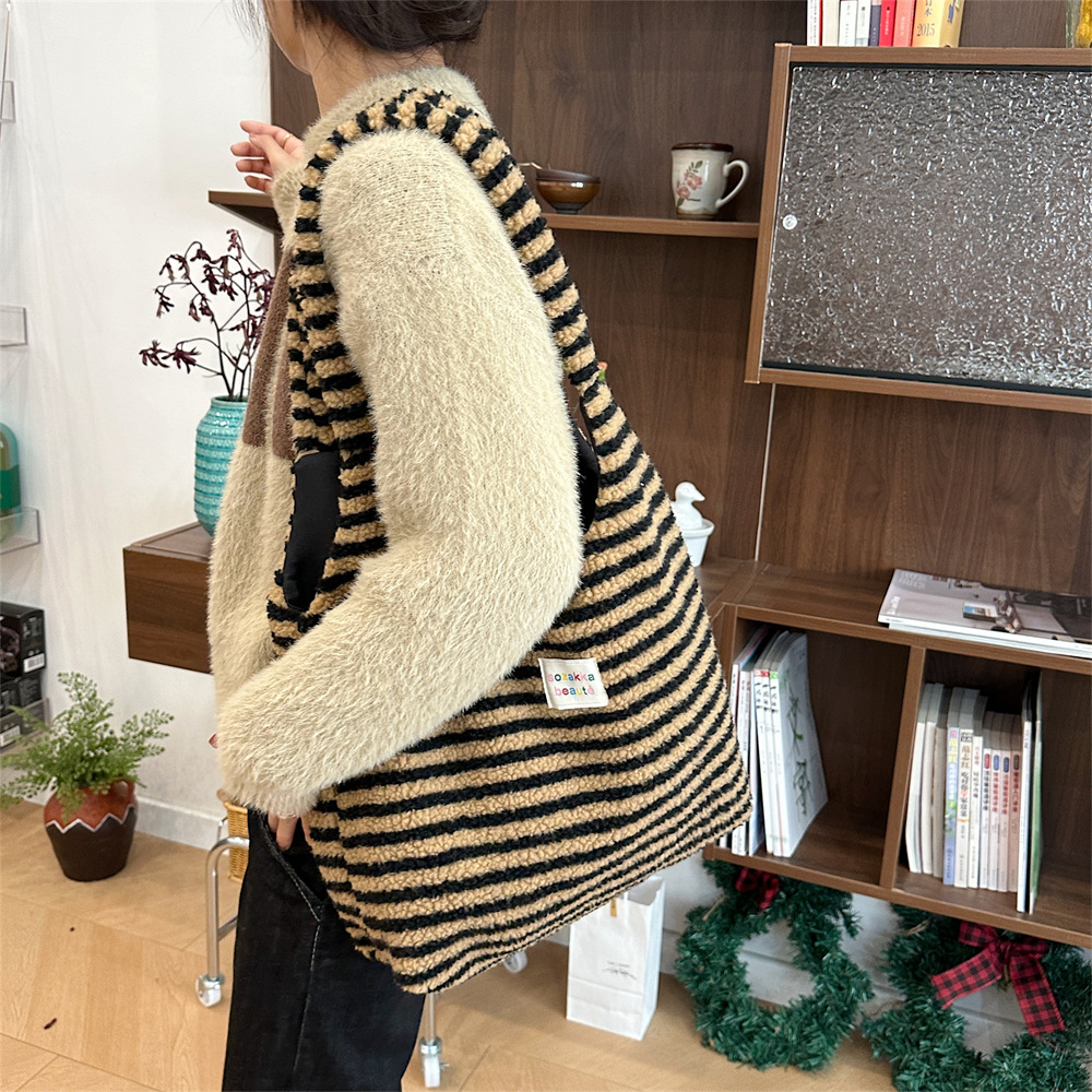311201 ins College Style Autumn and Winter Edition Fluffy single-shoulder bag for girls, cute colorful polka dot large capacity vest bag Application Scenario