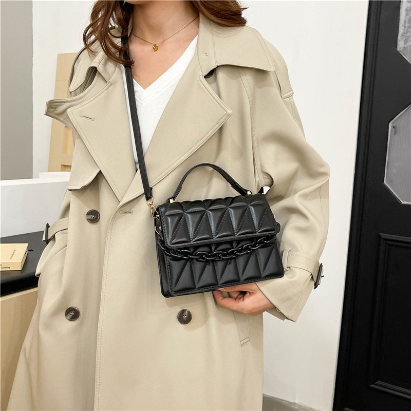 The 2024 new trendy small handbag for women is a fashionable and high-end niche crossbody bag with a diamond-shaped hand-held small square bag details Picture